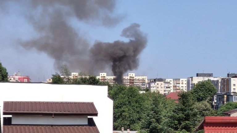 BREAKING NEWS. Pompierii sunt în alertă! Incendiu puternic la un bloc din Capitală! – VIDEO