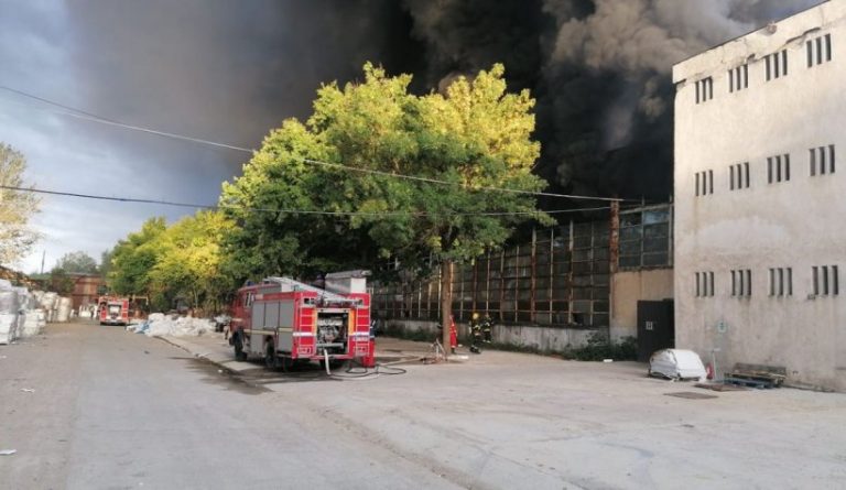 Incendiu cu degajări de fum, la o hală din Dâmbovița. Pompierii au intervenit de urgență. S-a emis mesaj RO-ALERT