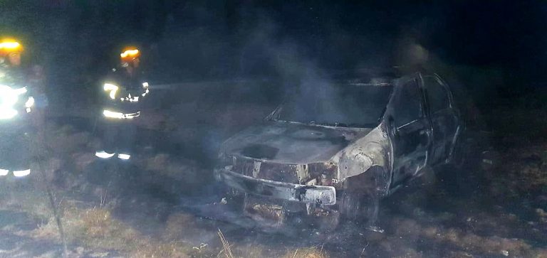 Rămas cu mașina pe câmp, un șofer a turat motorul. Ce a urmat? A fost nevoie de intervenția pompierilor!
