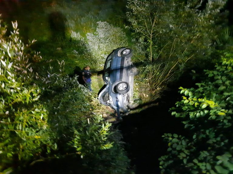 Momente de groază. O mașină în care se aflau cinci tineri a căzut într-o râpă. Salvatorii le-au sărit în ajutor