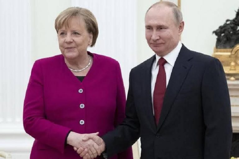 Ultima vizită a lui Merkel la Putin, în plină criză în Afganistan