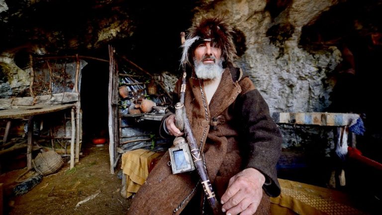 Trăiește de 20 de ani în peșteră dar a coborât să se vaccineze