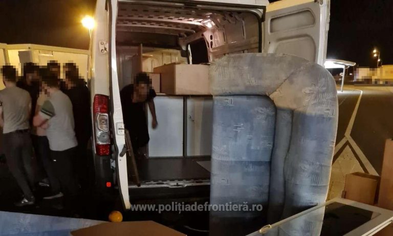 Au verificat o dubă cu mobilă, ajunsă la frontiera Nădlac II. Ce au găsit polițiștii în interior
