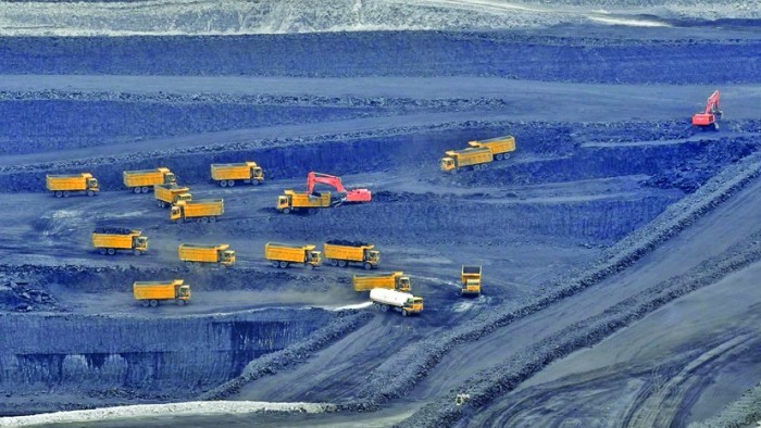 Ecologiștii își răcesc gura de pomană: Poluatorul Planetei redeschide mai multe mine de cărbune