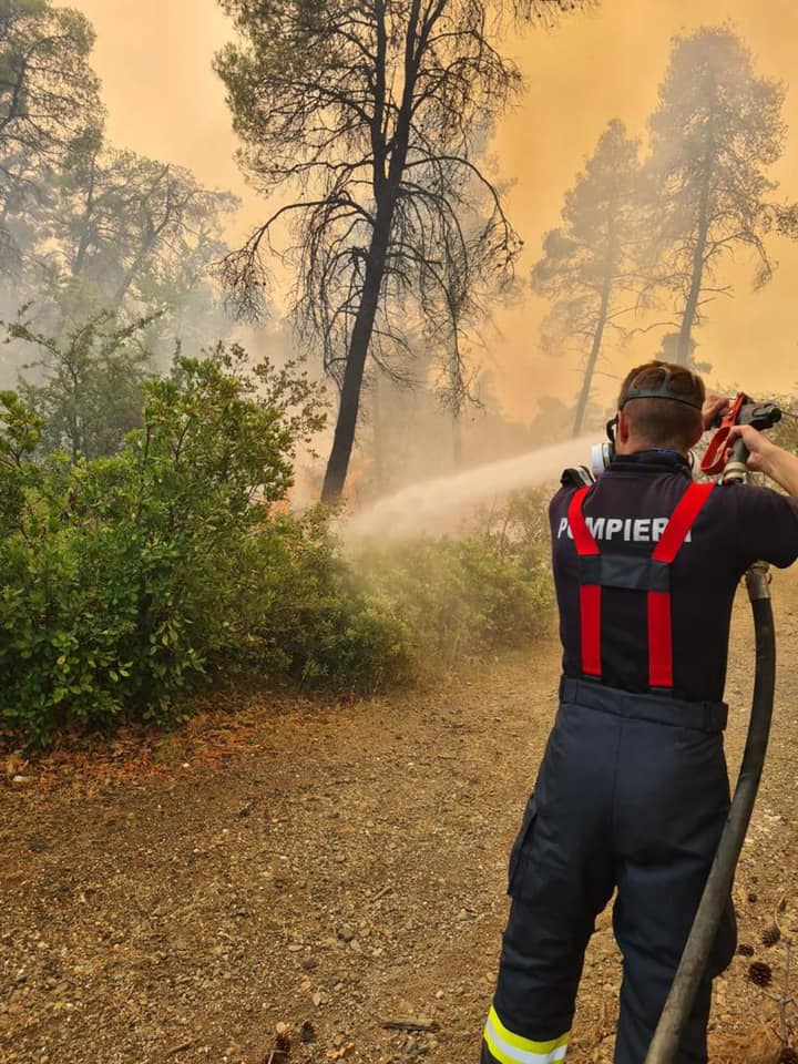 A treia zi de luptă a pompierilor români cu incendiile din Grecia. Continuă misiunile în insula Evia – GALERIE FOTO