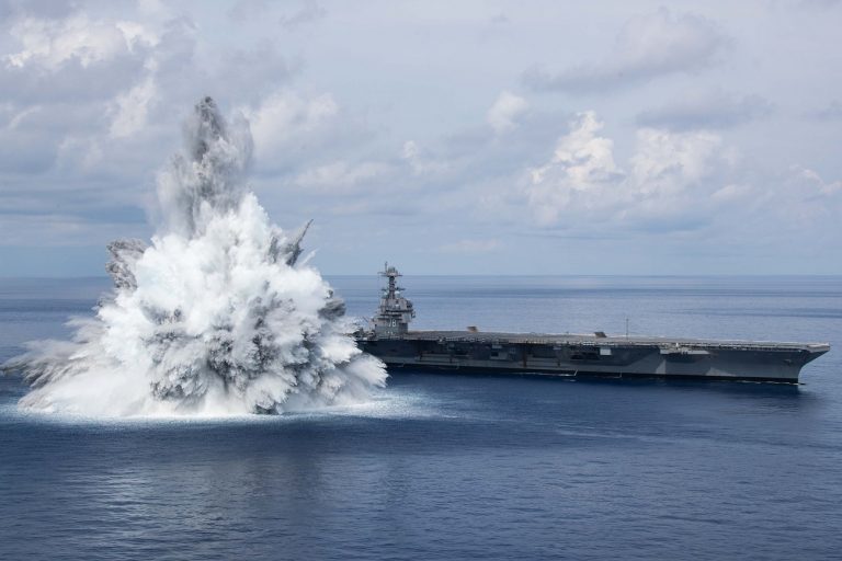 Explozii uriașe lângă cel mai nou portavion american