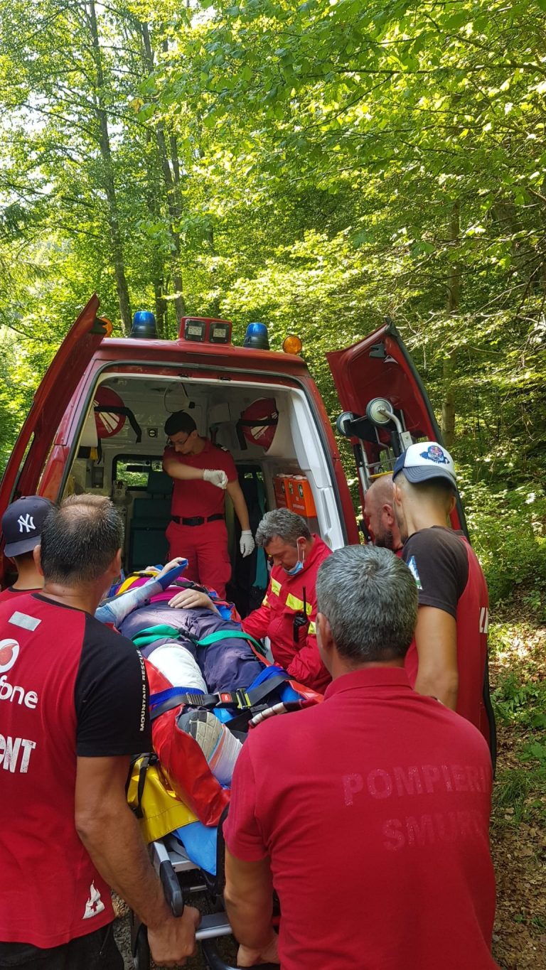 O adolescentă s-a ales cu multiple traumatisme, în urma unui accident. Salvamontiștii i-au sărit în ajutor. Unde s-a întâmplat totul