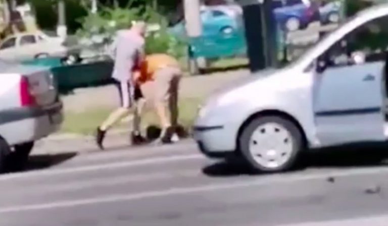 Scandal în plină stradă. Mai ceva ca într-un ring de lupte! Imaginile, surprinse într-o intersecție din România – VIDEO