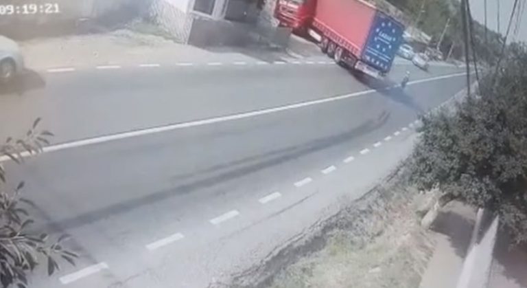 Cine conducea TIR-ul care a reușit să evite în ultima clipă o bătrână ce îi ieșise în față, în Galați. Imagini impresionante – VIDEO