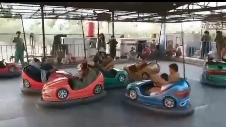 VIDEO viral cu talibani care se dau în mașinuțe electrice