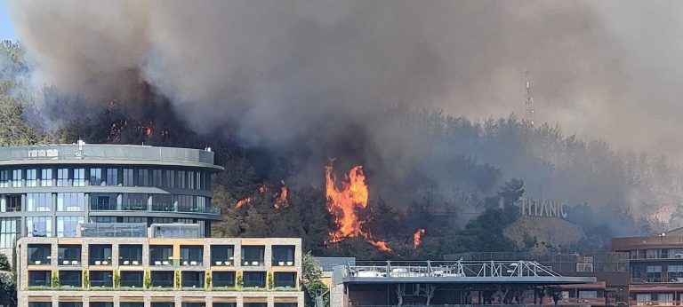 Incendii istorice în Turcia. Localnicii și turiștii sunt evacuați din stațiunile Antalya și Bodrum