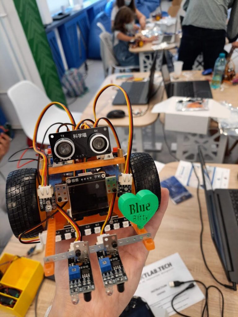 Participanții “Taberei Urbane de robotică și programare”, invitați la concursul național de robotică
