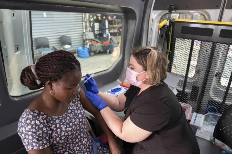 „No jab, no job”. În SUA, mai multe companii-gigant le impun angajaților vaccinarea obligatorie