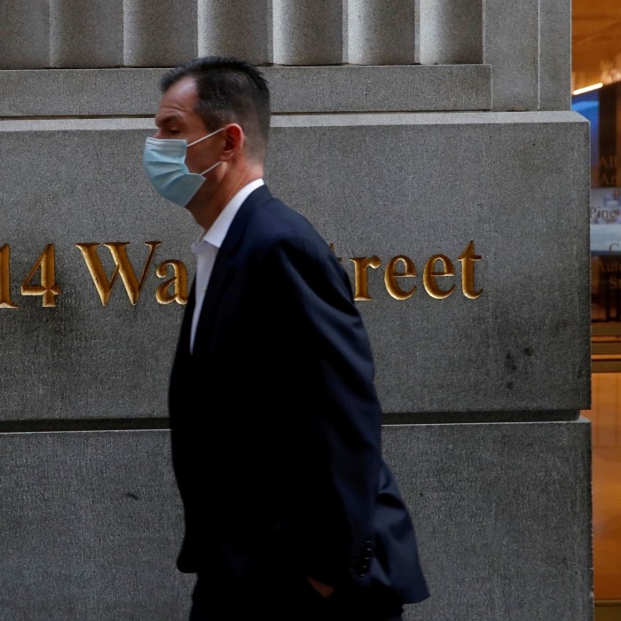 Wall Street, cu masca pe figură