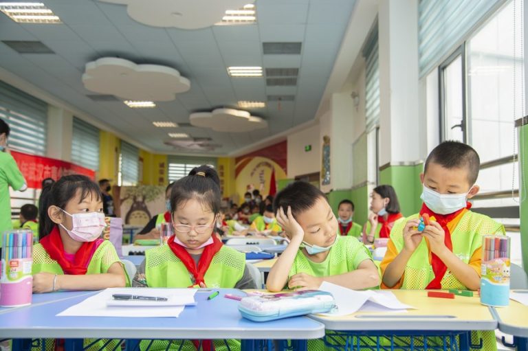 China. Elevii de școală primară, monitorizați cu microcipuri în gulerul cămășii