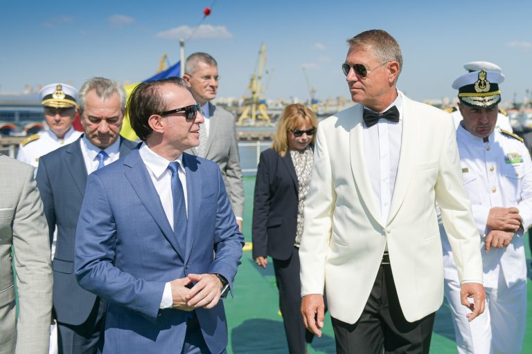 Românii vor anticipate, politicienii se alintă