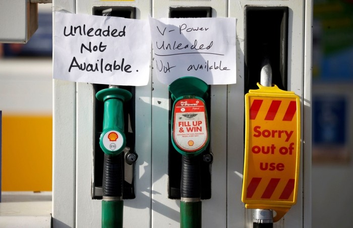 Îndemn pentru șoferii britanici: nu mai cumpărați benzină la pet!