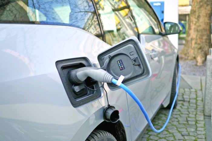 Industria auto: electrificare sau dispariție