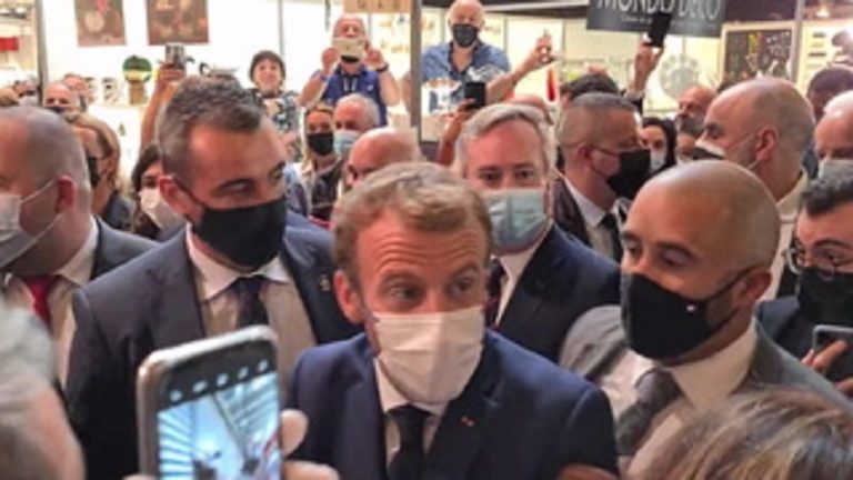 După ce a fost pălmuit, Macron e acum atacat cu ouă