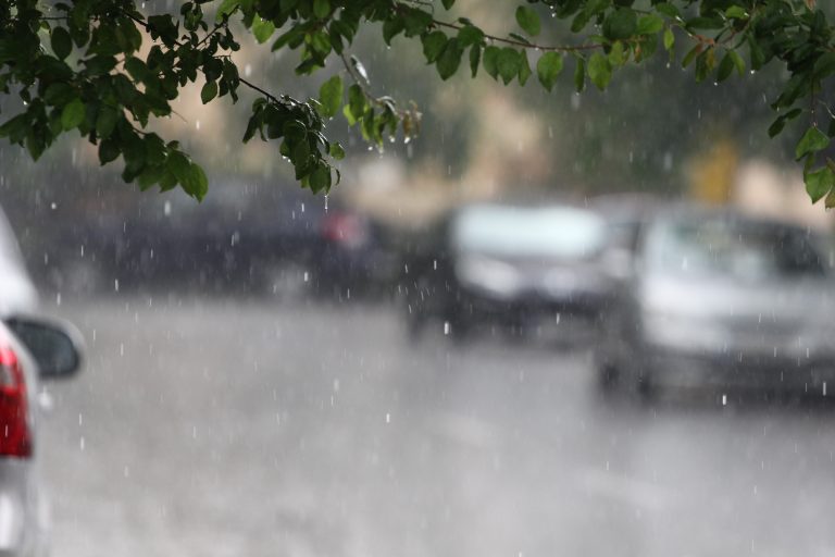 Se strică vremea! Alertă meteo: ploi, descărcări electrice și intensificări ale vântului