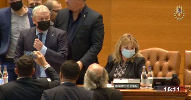Scandal în Parlament, până să fie citită moțiunea. Florin Roman, dat la o parte de la conducerea ședinței. ”Nu vă mai țineți de scaun!” – VIDEO LIVE