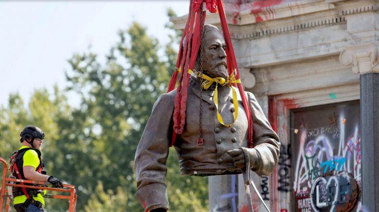 SUA. O statuie emblematică a generalului Robert Lee, scoasă de pe soclu și tăiată în două cu fierăstrăul (VIDEO/FOTO)