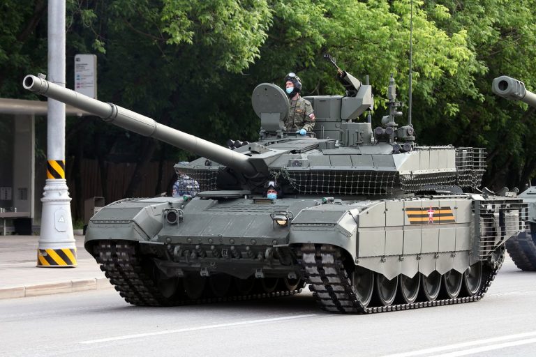 Rusia va testa primul tanc T-90M cu vedere dincolo de linia orizontului