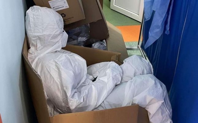 Cadrele medicale românești, epuizate: O asistentă a fost surprinsă dormind într-o cutie de carton