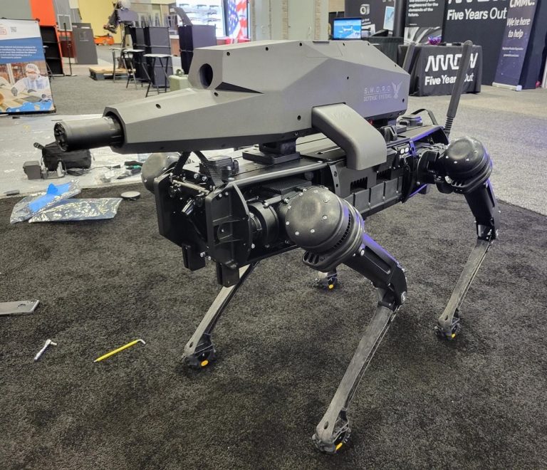 Primul câine-robot înarmat cu o pușcă de asalt (FOTO/VIDEO)