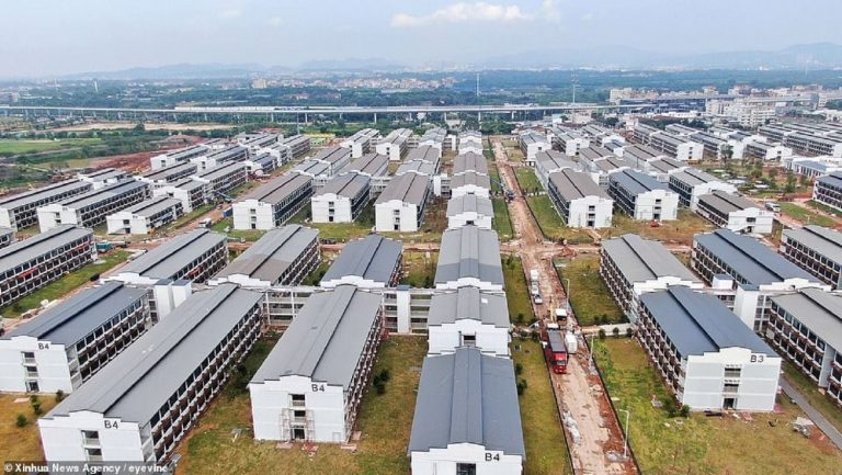 China a construit centre de carantină gigantice. 5.000 de camere, videochat, mese servite de roboți