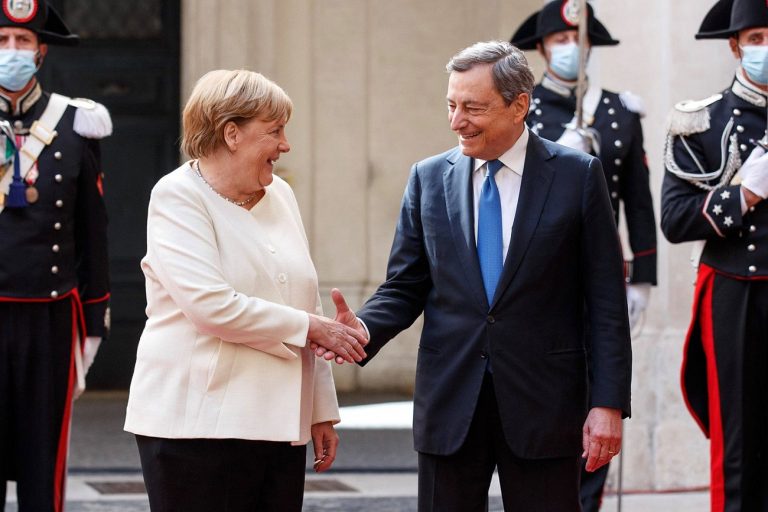 Ciao Mutti ! Merkel își ia adio de la Italia cu mitraliera în portbagaj (VIDEO)