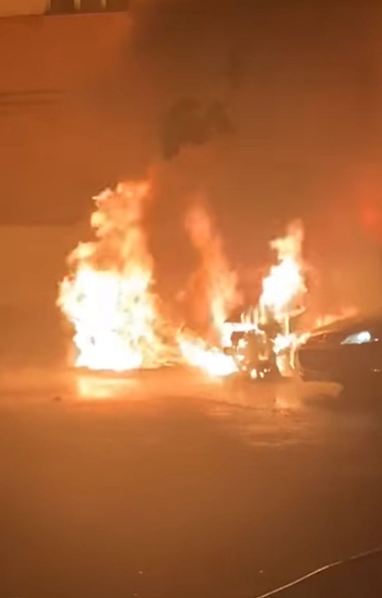 Flăcări violente într-o parcare din Galați. Mai multe mașini au ars – VIDEO