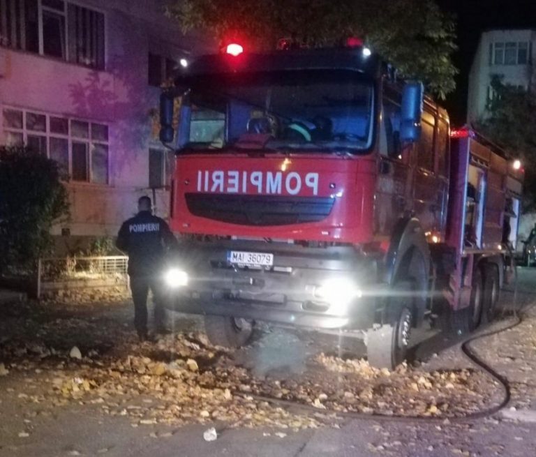 Incendiu într-un bloc din Tulcea. Momente dramatice – o adolescentă a fost dusă urgent la spital
