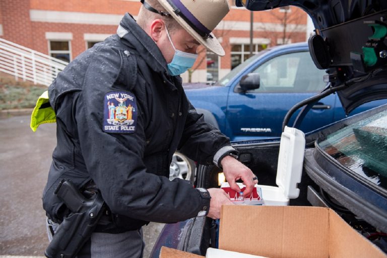 Vaccinare obligatorie în New York. Biden își pune poliția-n cap