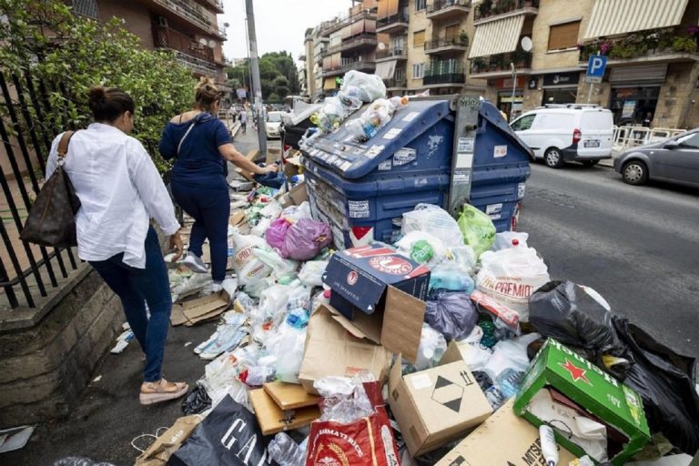 Printre pubele arhipline și porci-mistreți, Roma își alege primarul