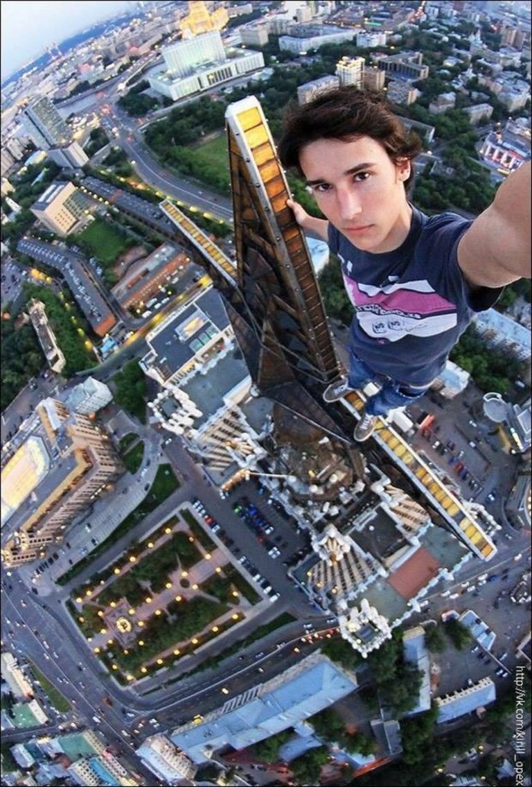 Selfie-urile umplu cimitirele în întreaga lume