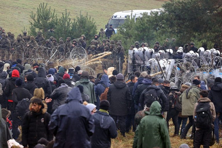 Migranții sparg granița dintre Belarus și Polonia. Iar Putin sparge UE (FOTO/VIDEO)