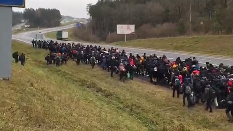 Iată românii care FUG din ţară din cauza traiului greu! Categoriile care emigrează „în valuri”