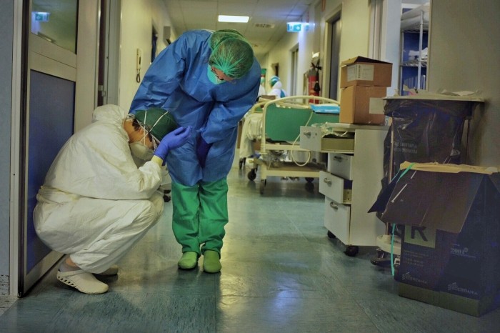 Europa intră în a doua iarnă pandemică: medicii sunt epuizați