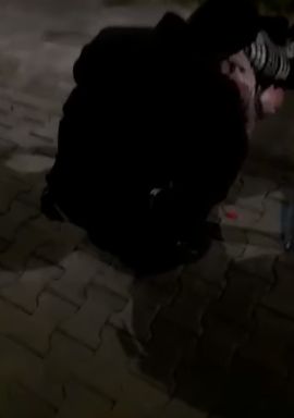 Situație dramatică! Tânără însărcinată găsită căzută pe trotuar, inconștientă. Cine i-a sărit în ajutor! – VIDEO