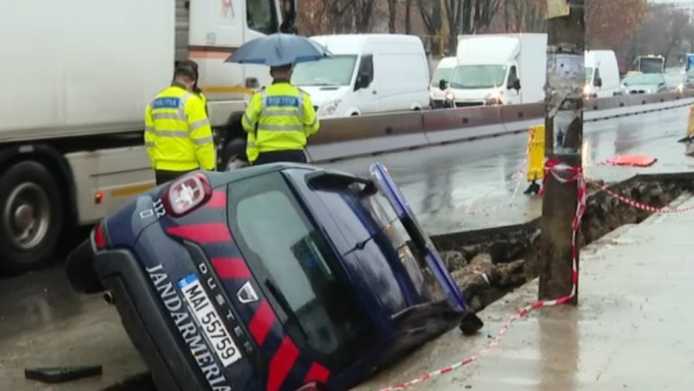 O mașină a Jandarmeriei a căzut într-un șanț. S-a întâmplat în Capitală – VIDEO