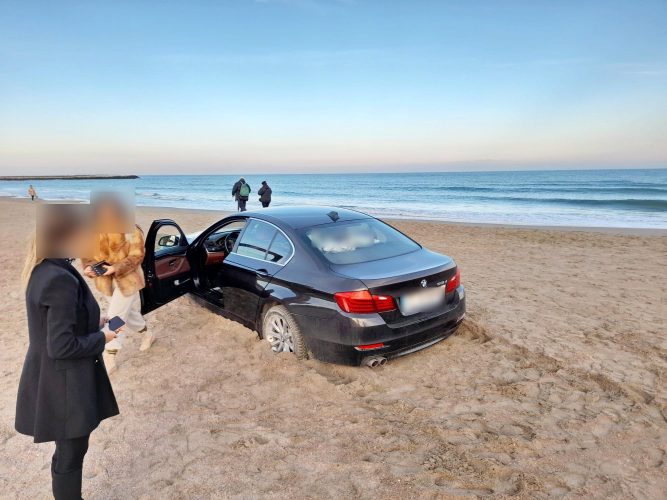 A rămas cu mașina blocată pe o plajă din Constanța! S-a ales cu o amendă considerabilă! - Ziarul National A rămas cu mașina blocată pe o plajă din Constanța! S-a ales cu o amendă considerabilă!