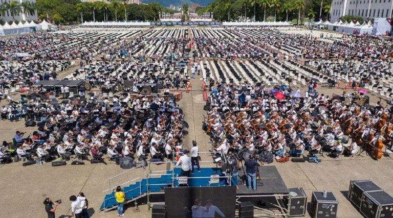 12.000 de muzicieni, în căutarea recordului Guinness pentru cea mai mare orchestră din lume