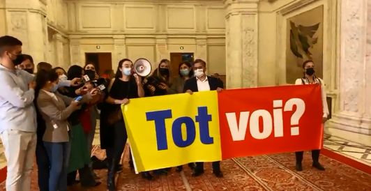 Protest pe holul Parlamentului în timpul votului pentru învestirea Guvernului Ciucă. „Tot voi”?  – VIDEO