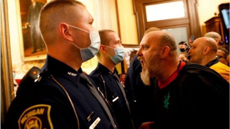 Raport FBI. Suprematiștii albi, la fel de periculoși ca ISIS