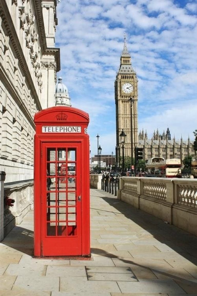 În era smartphone, Marea Britanie nu renunță la celebrele cabine telefonice roșii