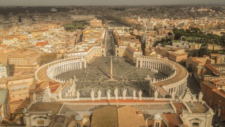 Exploatare de minore în organizația catolică Opus Dei, prezentă și în România. Zeci de plângeri la Vatican