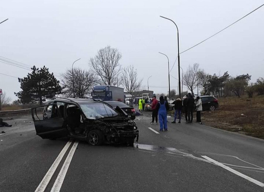 Accident cu cinci răniți, doi fiind în stare gravă. Mai multe mașini implicate!