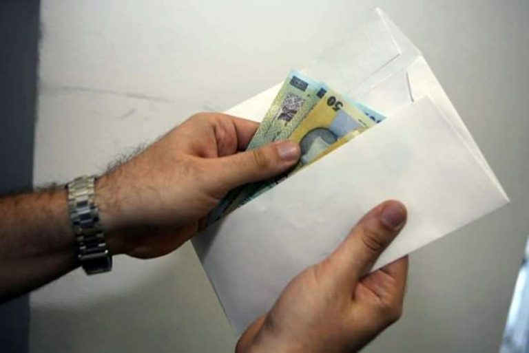 Parlamentarii cash și reflexul plicului