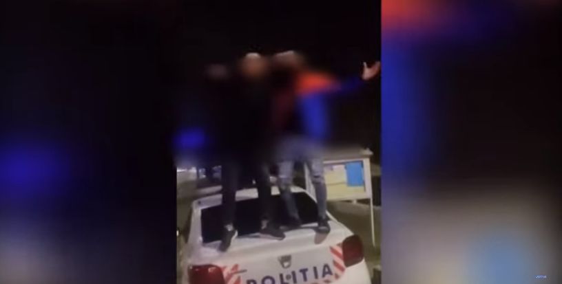 Au dansat pe ritm de manele, pe o mașină de poliție! Totul a fost filmat! Ce a urmat - VIDEO